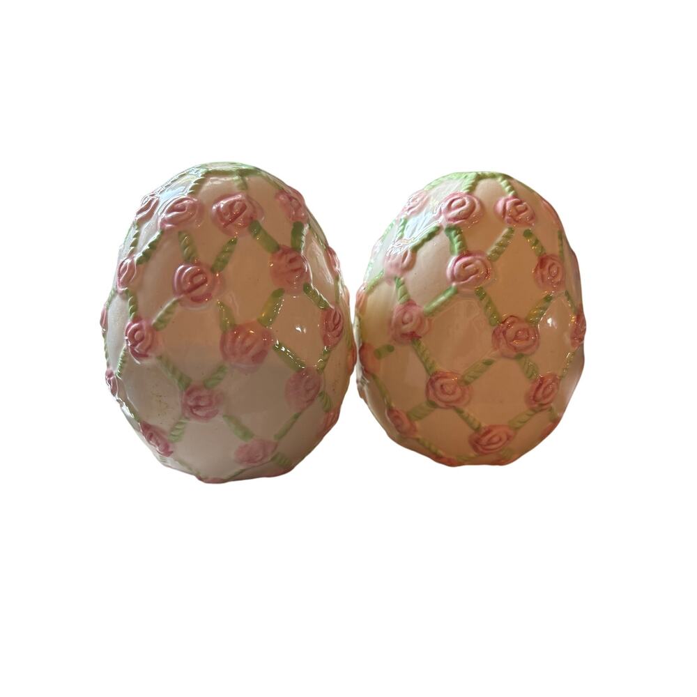 Egg shaped salt & pepper shakers